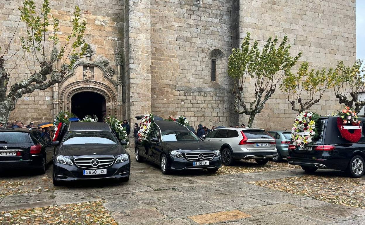 Exterior de la iglesia de Santa María la Mayor de Ledesma este miércoles antes del funeral. 