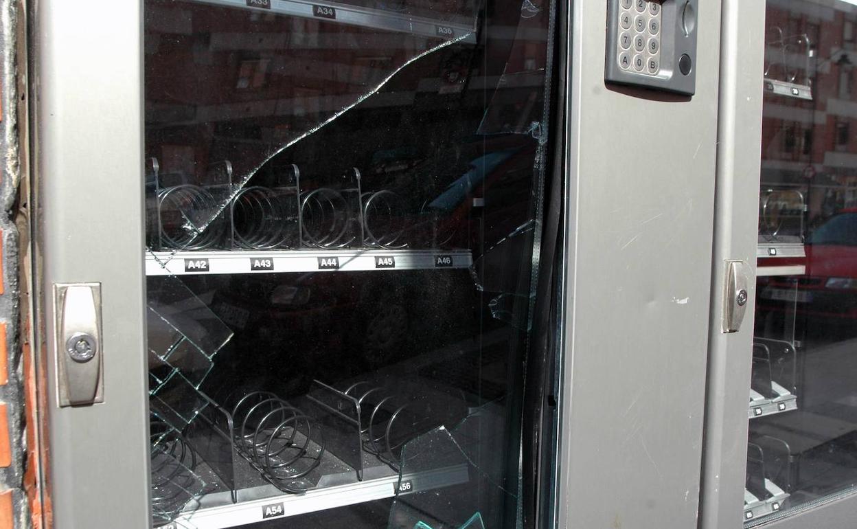 Imagen de archivo de una máquina expendedora rota. 