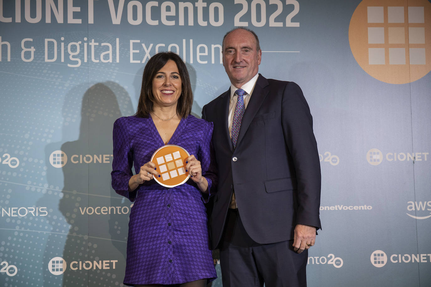 La Mejor Compañía en Transformación Digital fue FERROVIAL. Lucía Flecha Lozano directora de Transformación Digital recogió el Premio de Luis Álvarez Satorre Presidente de NEORIS en EMEA.