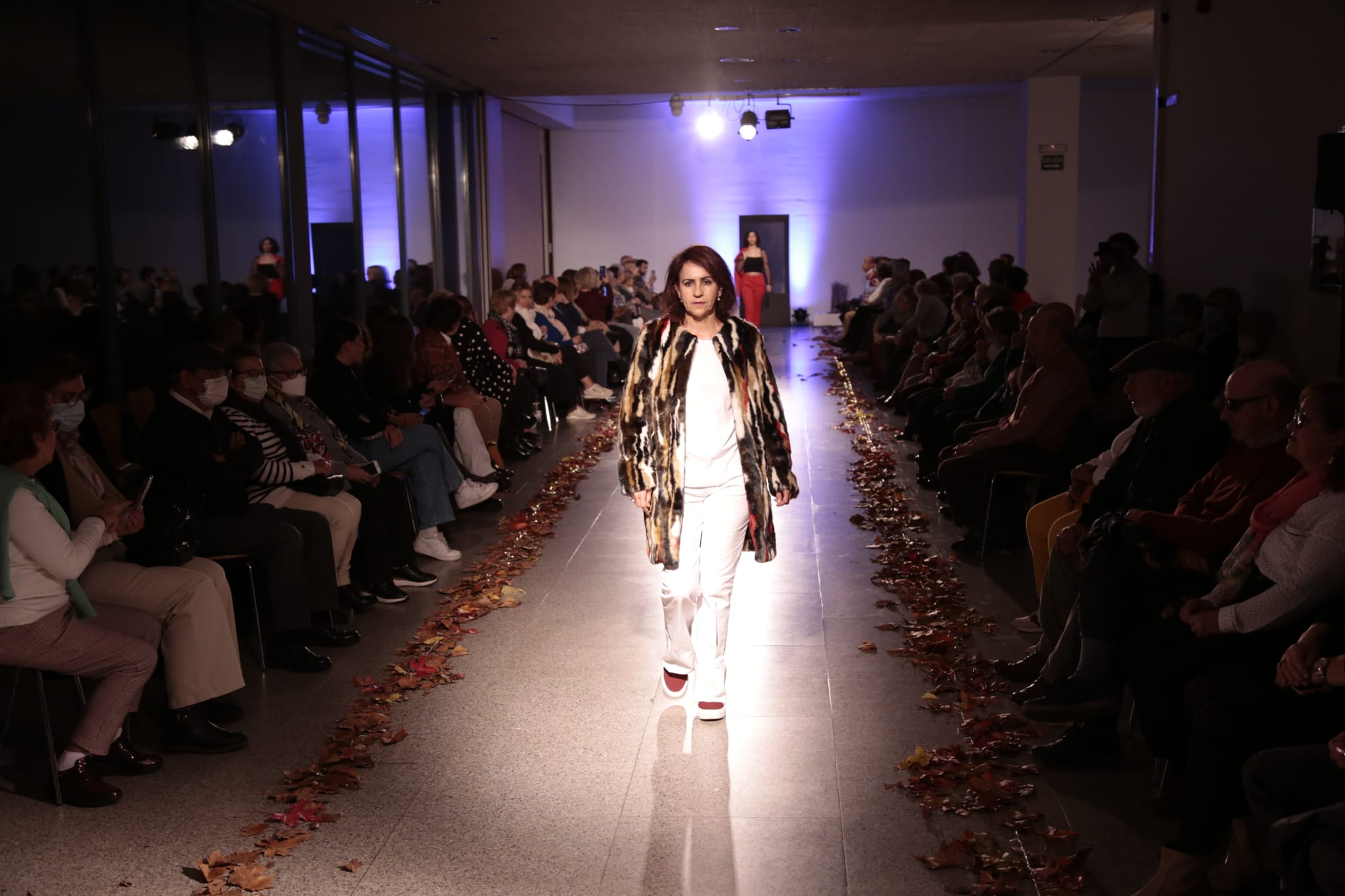 Fotos: Un desfile intergeneracional visibiliza la moda de segunda mano