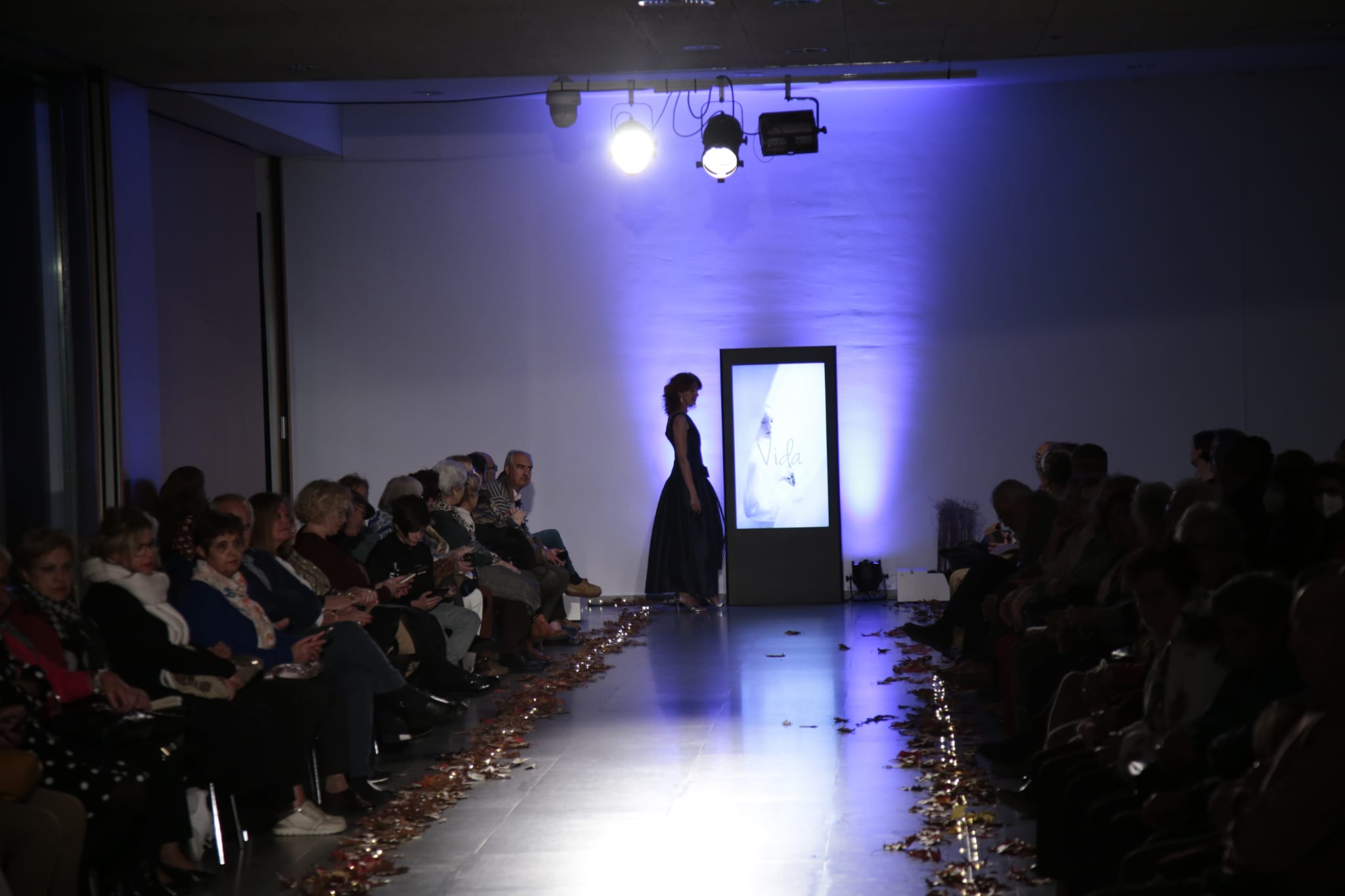 Fotos: Un desfile intergeneracional visibiliza la moda de segunda mano