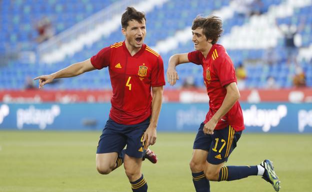 Guillamón celebra un gol con Bryan Gil.