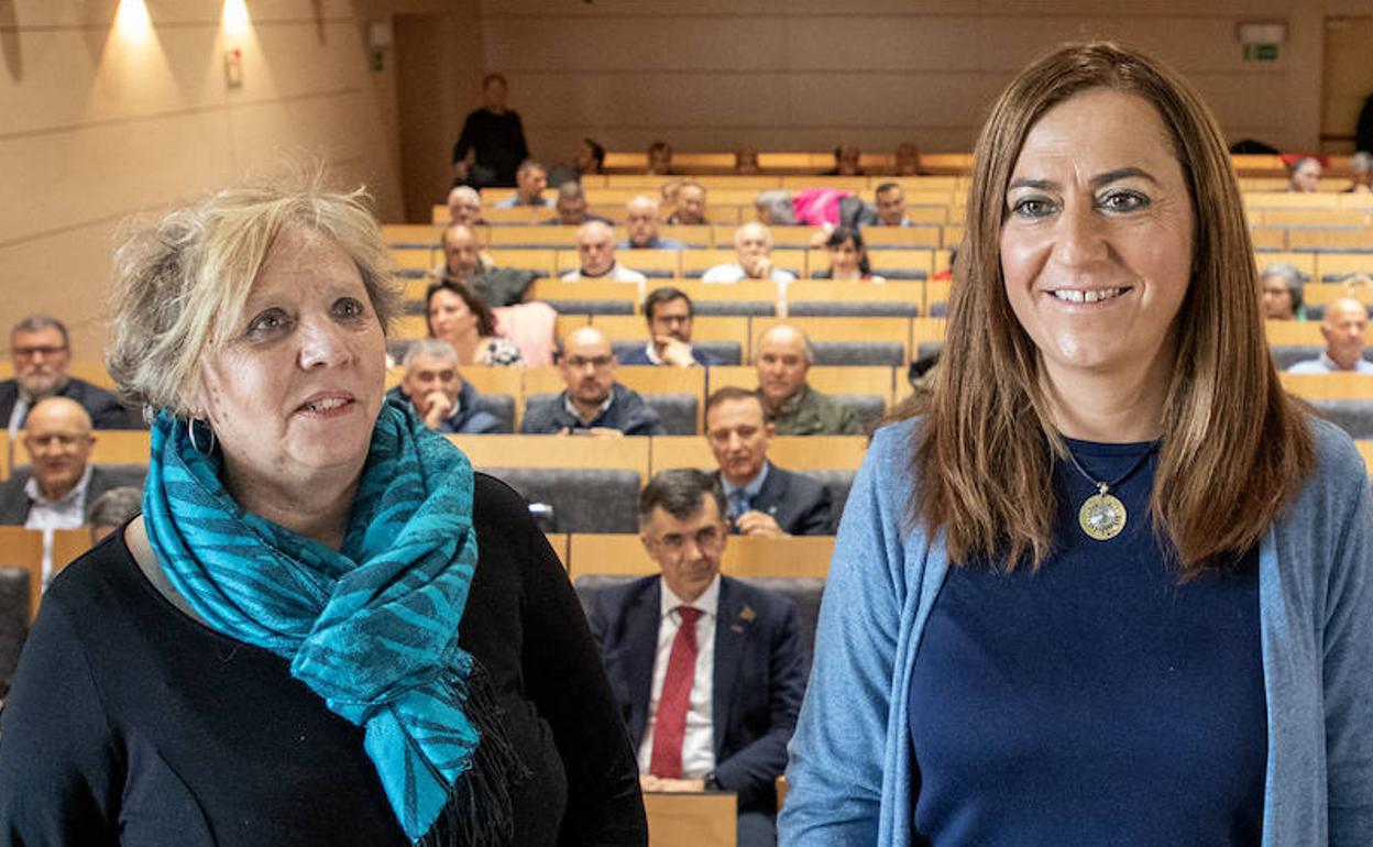 La delegada del Gobierno en Castilla y León, Virginia Barcones, junto a la subdelegada del Gobierno en Salamanca, Encarnación Pérez, en su reunión con los alcaldes charros. 