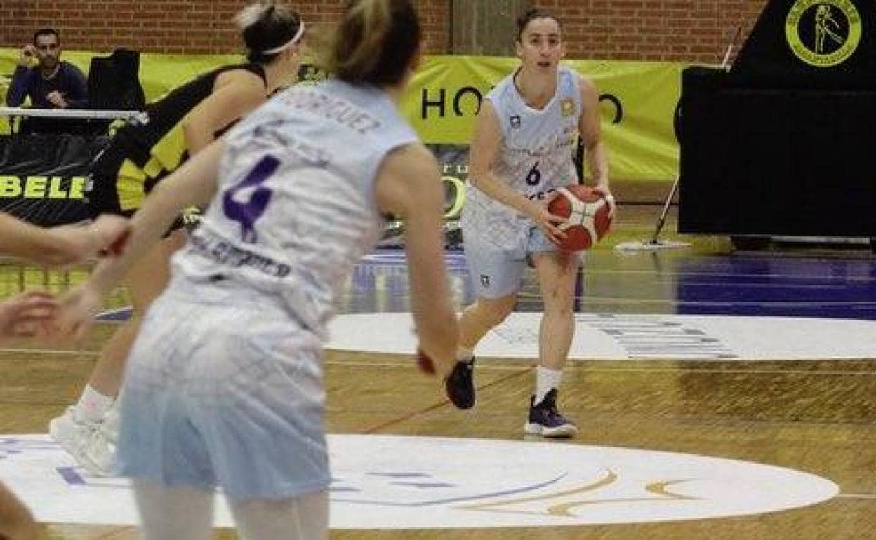 Silvia Domínguez con el balón en juego.