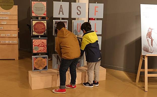 Los niños han podido interactuar con los elementos de la exposición.