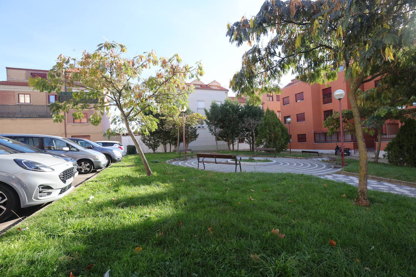 Un pequeño jardín en el barrio