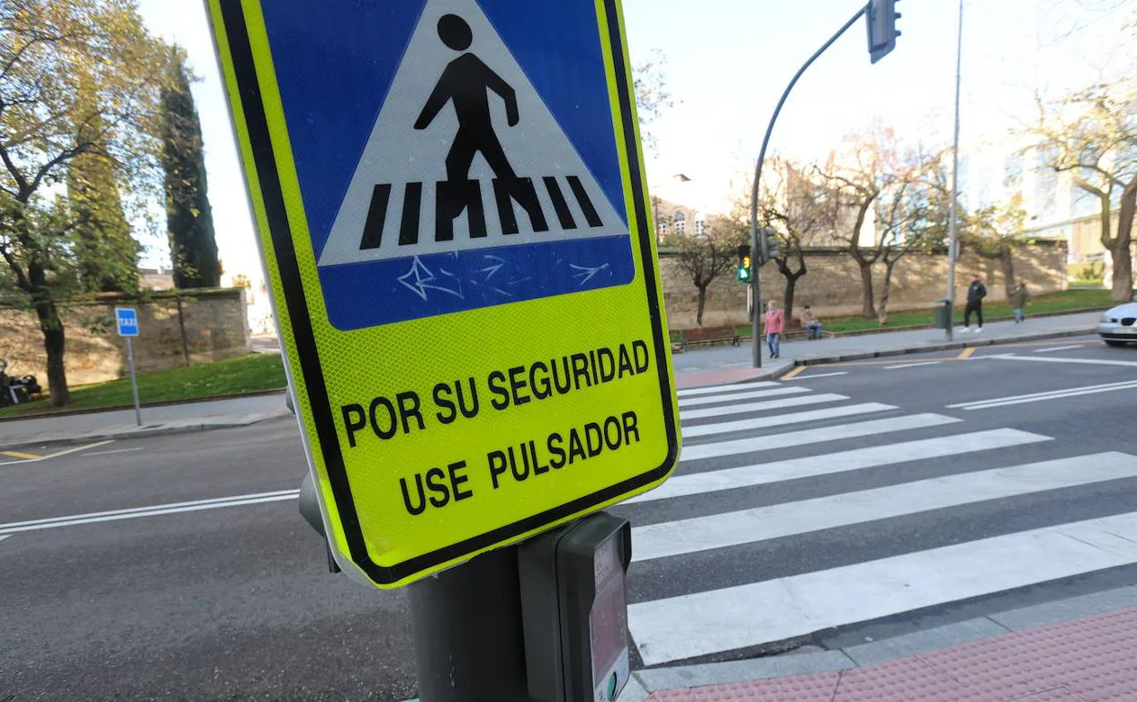 Un paso de peatones con semáforo de pulsador en la avenida de Villamayor. 