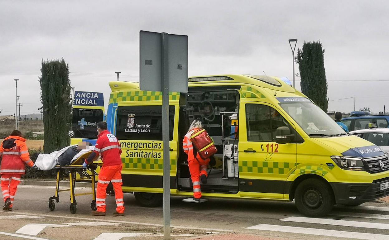 Los sanitarios se disponen a introducir al herido en la ambulancia en Ciudad Rodrigo. 