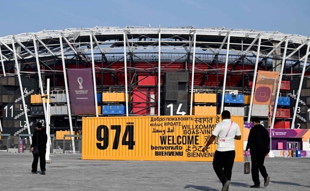 Estadio 974 construido con contenedores y es temporal.