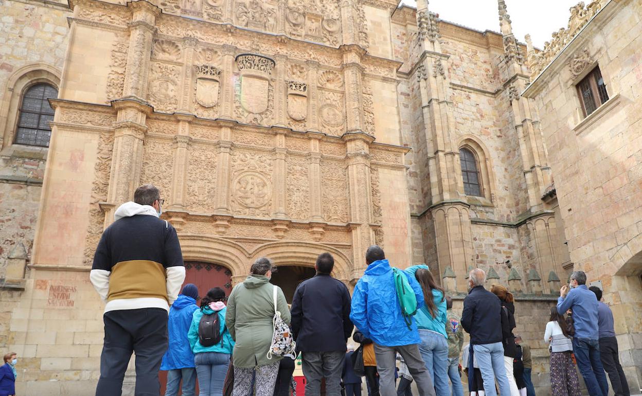 Turistas se agopan en la fachada de la Universidad de Salamanca 