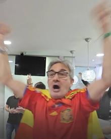 Imagen secundaria 2 - Los salmantinos disfrutan en los bares de una Selección «ilusionante»