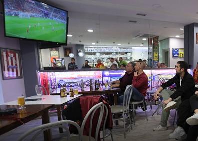 Imagen secundaria 1 - Los salmantinos disfrutan en los bares de una Selección «ilusionante»