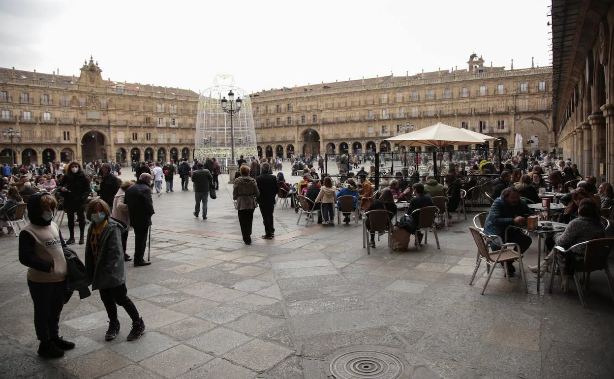 La Plaza Mayor de Salamanca, repleta de gente en una imagen de archivo 