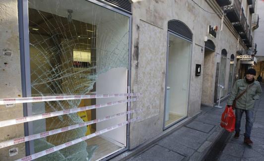 Imagen de un comerciao salmantino atacado por los ladrones.