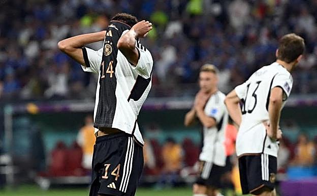 Los futbolistas de Alemania, incrédulos en la derrota ante Japón