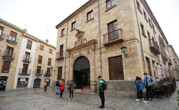 La Policía retira en Salamanca varias terrazas vacías que ocupaban aparcamiento 