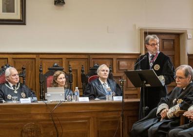 Imagen secundaria 1 - El magistrado José Ramón González Clavijo, distinguido con la Cruz de San Raimundo de Peñafort