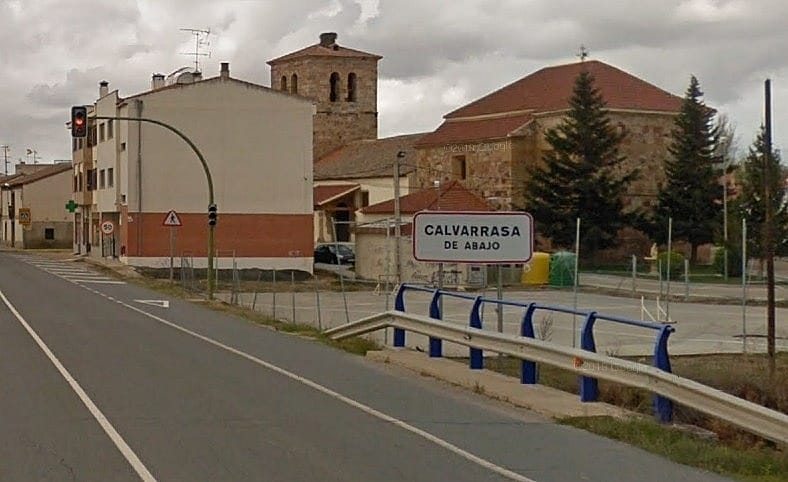 Cartel de bienvenida del municipio charro Calvarrasa de Abajo.