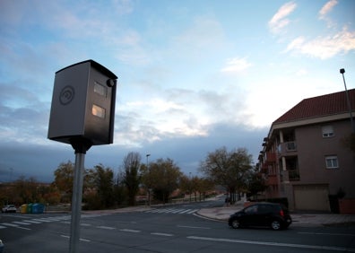 Imagen secundaria 1 - Los vecinos de Huerta Otea reclaman puntualidad para sus autobuses y están preocupados por el exceso de velocidad de los coches en algunas de las calles del barrio y la suciedad del sector nuevo. 