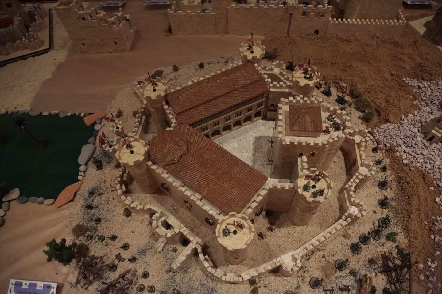 Monumentos construidos con piezas de Exin Castillos. La original exposición  que ya se puede ver en Salamanca