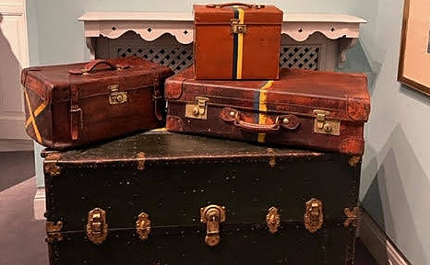 Imagen principal - Los baúles de la cada de Alba. Un panel del muestra. El dueque con su hija Cayetana en Egipto. 