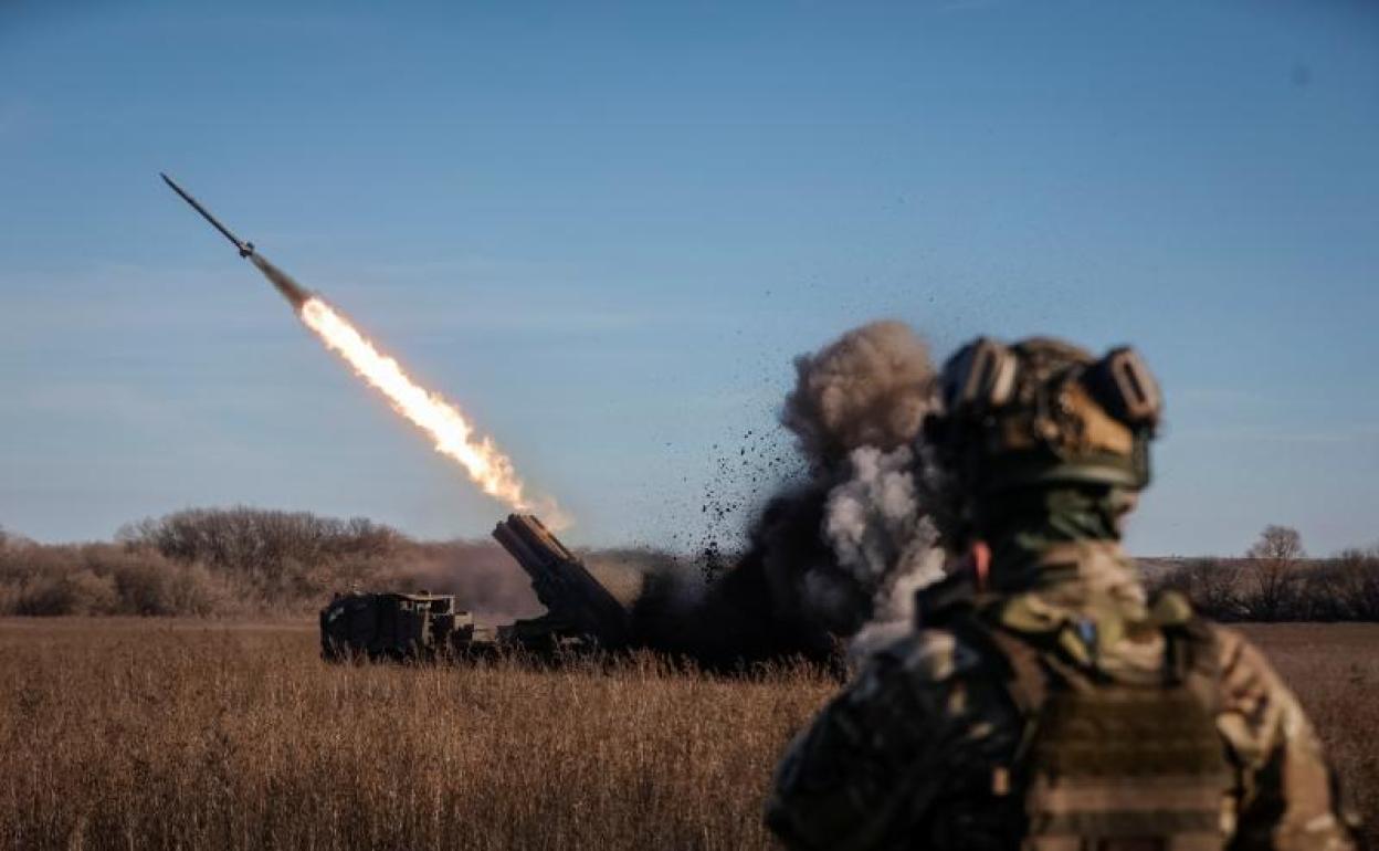 Una batería ucraniana dispara misiles contra las posiciones rusas en Donetsk.