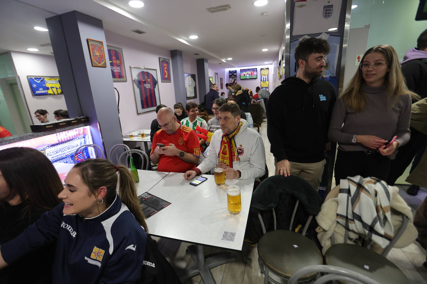 Fotos: Los aficionados de Salamanca celebran el sufrido pase de España a octavos del Mundial