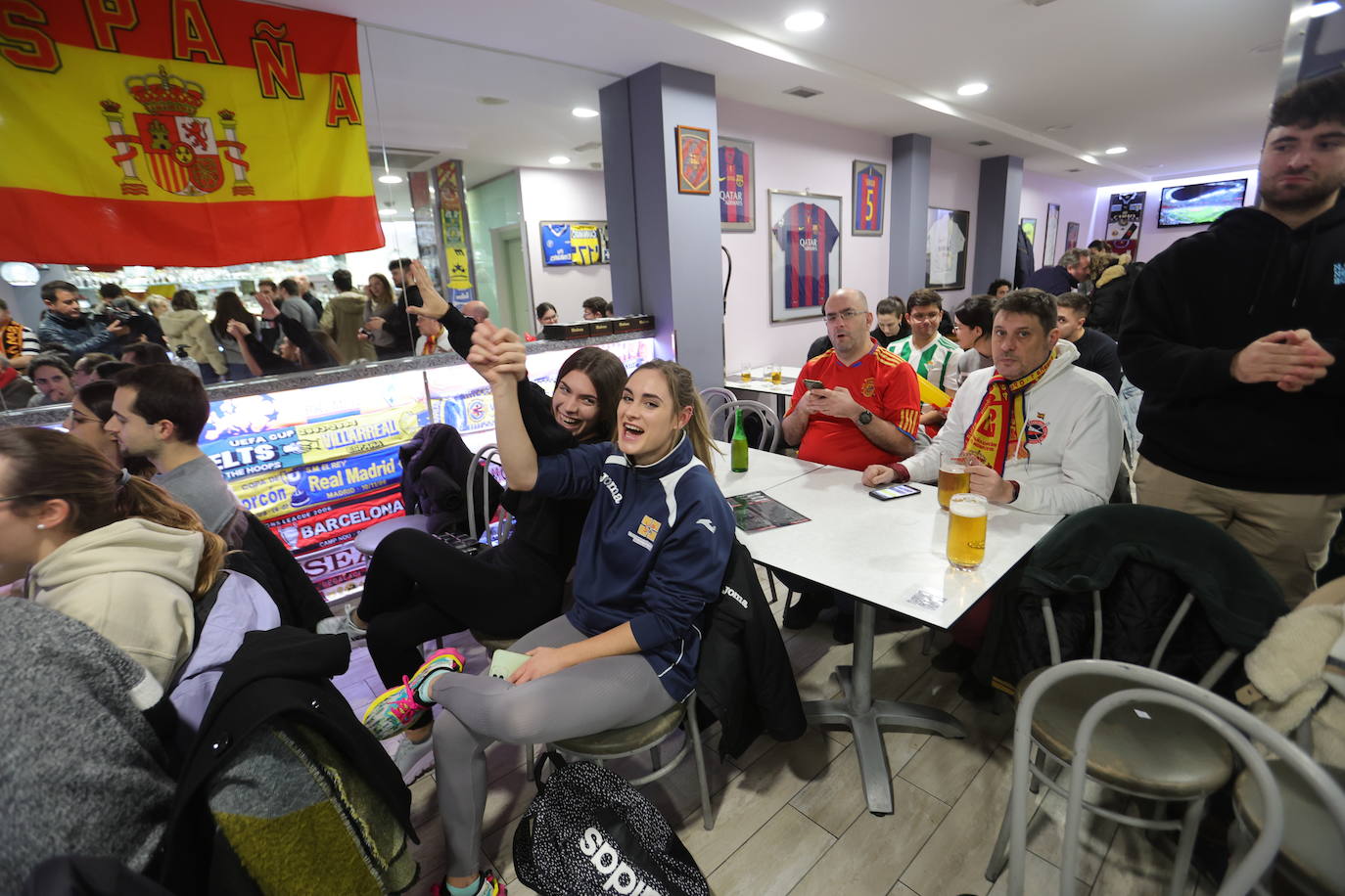 Fotos: Los aficionados de Salamanca celebran el sufrido pase de España a octavos del Mundial