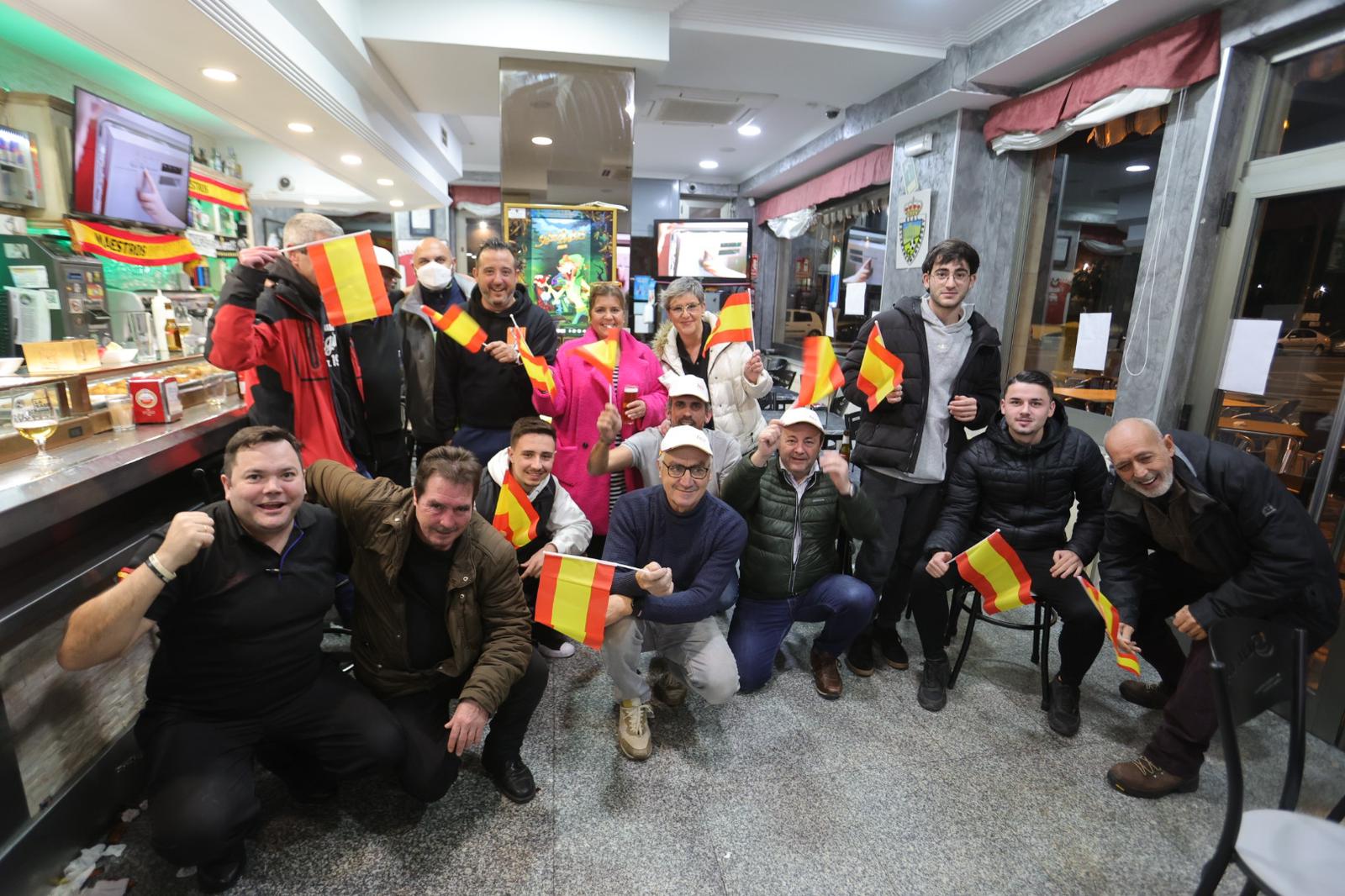 Fotos: Los aficionados de Salamanca celebran el sufrido pase de España a octavos del Mundial