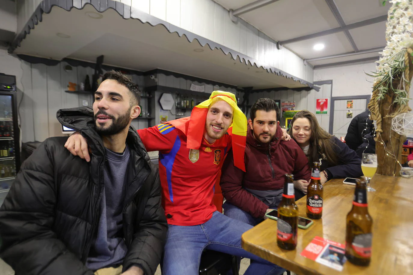 Fotos: Los aficionados de Salamanca celebran el sufrido pase de España a octavos del Mundial