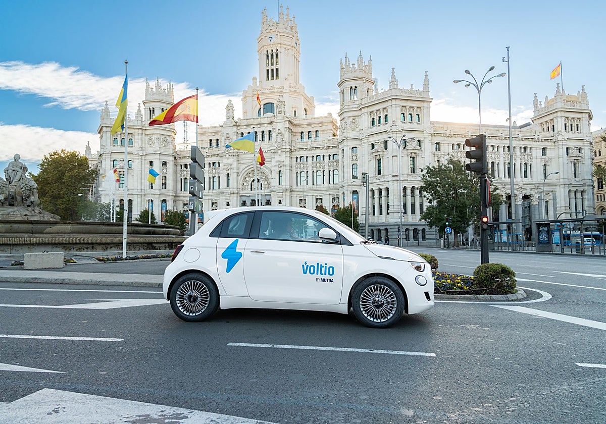 Un Fiat 500 eléctrico rueda por Madrid