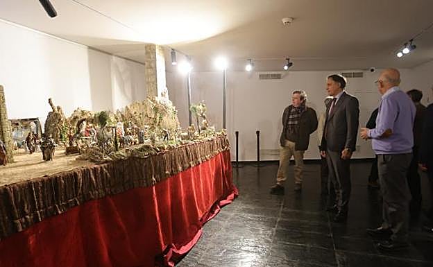 Imagen principal - La Torre de los Anaya de Salamanca acoge un belén navideño con 130 figuras