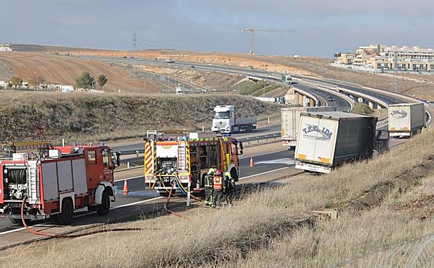 Los bomberos actún para sofocar el incendio del camión. 