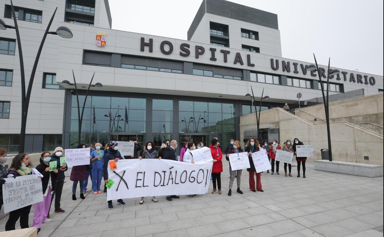 Los trabajadores sanitarios, en las puertas del hospital de Salamanca 