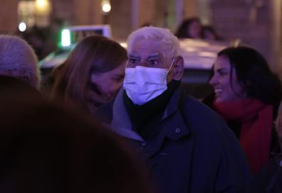 Imagen secundaria 1 - Mayores de Salamanca viendo la luces navideñas