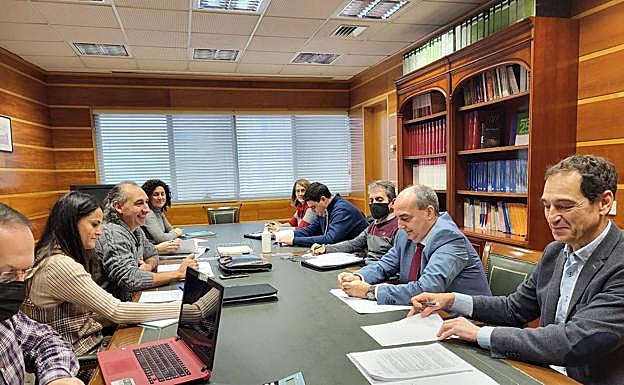 Un momento de la reunión celebrada entre los representantes de la Consejería y de las organizaciones agrarias. 