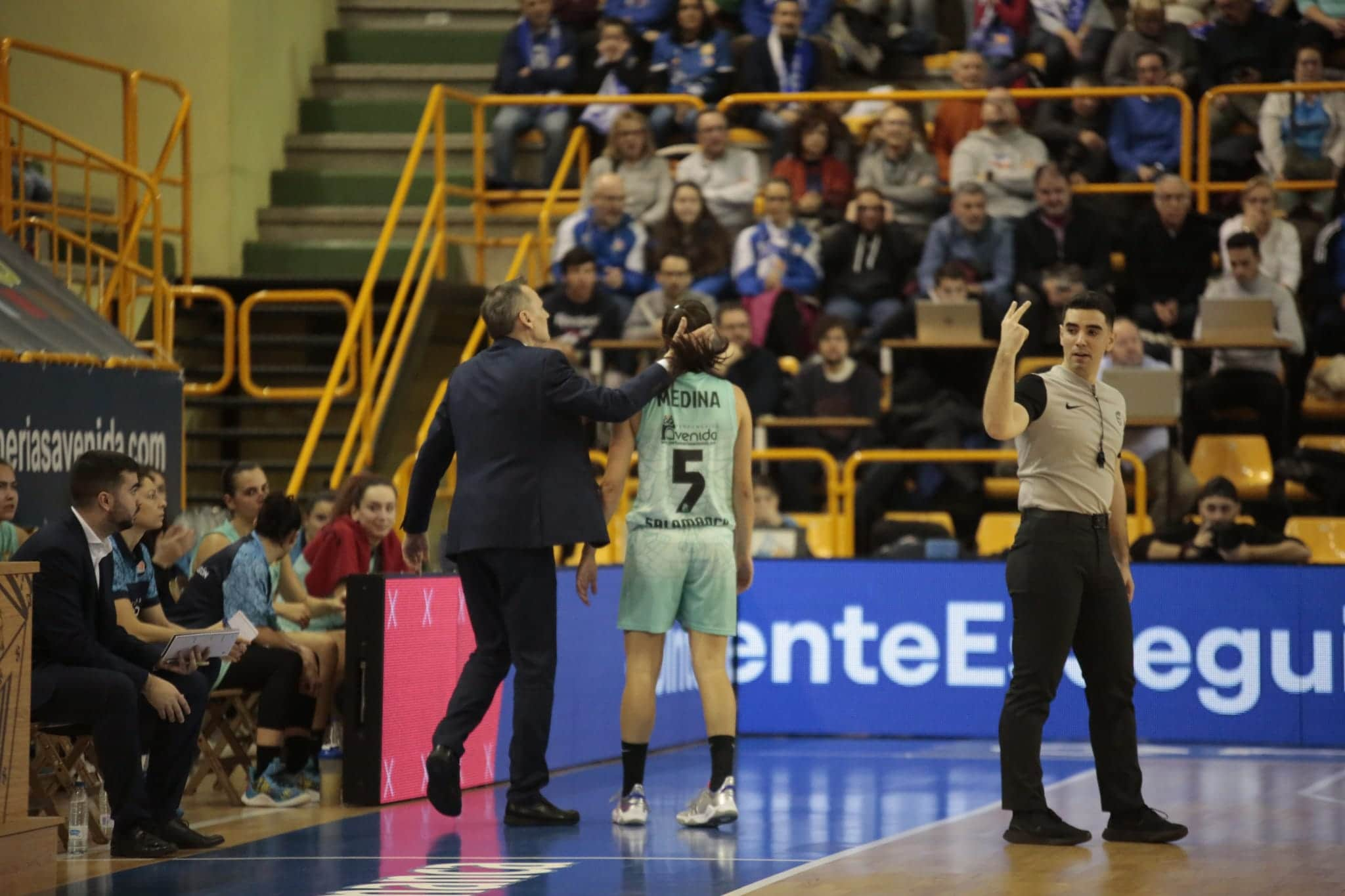 Fotos: Arrolador triunfo de Avenida ante Estudiantes