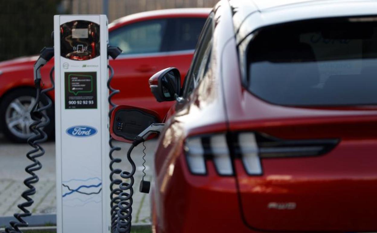 Un coche, en un punto de carga para coches eléctricos.