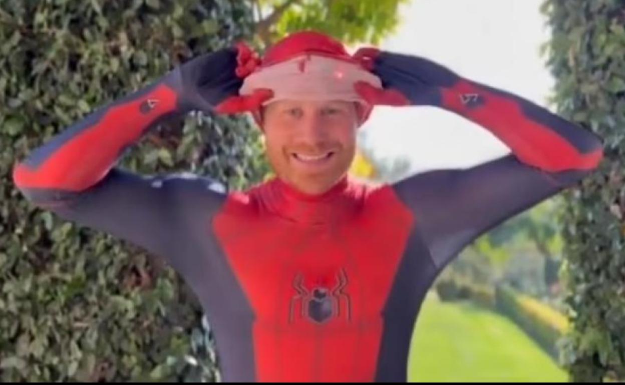 El príncipe Harry se disfraza de Spiderman para un mensaje solidario