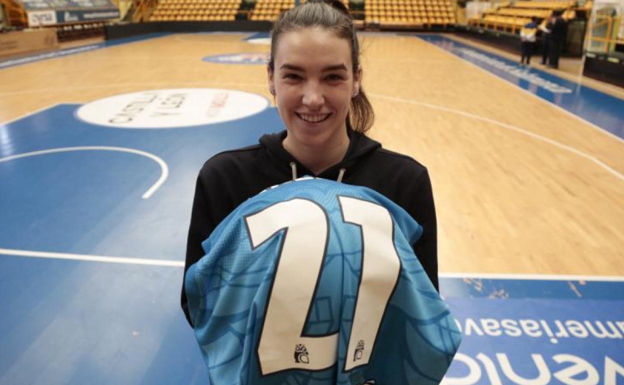 Bridget Carleton posa en el pabellón de Würzburg. 