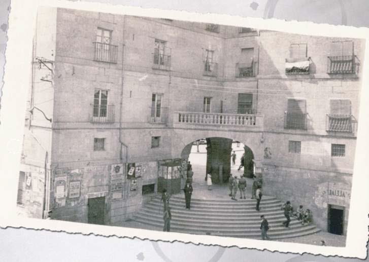 Fotografía antigua de la entrada a la Plaza Mayor. 