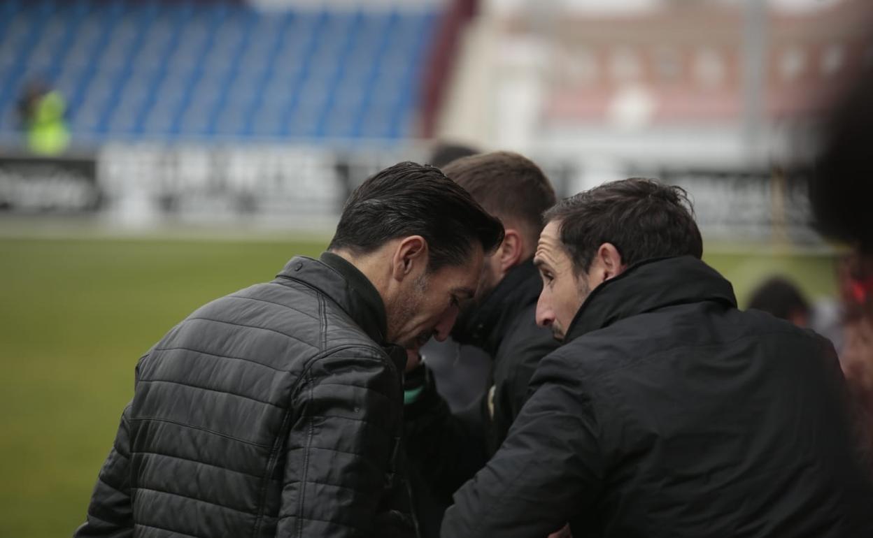 Raúl Casañ conversa con su segundo entrenador, Ramiro González, antes del inicio del partido. 