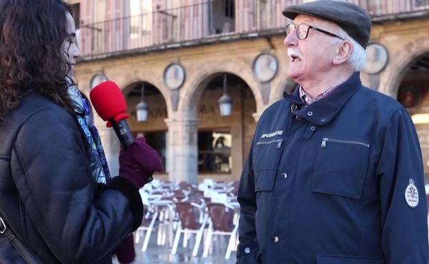 Un hombre responde cuestiones sobre la Carta Magna.