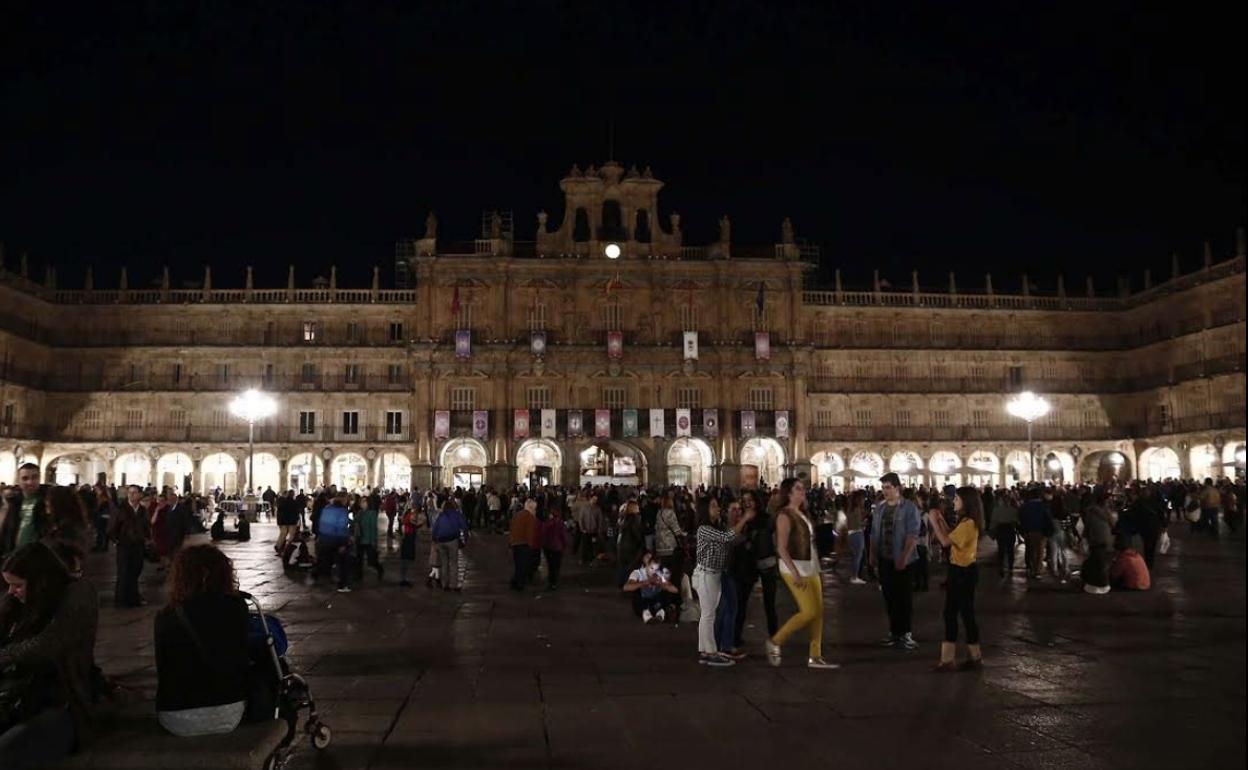 Fachada del Ayuntamiento de Salamanca apagada. 