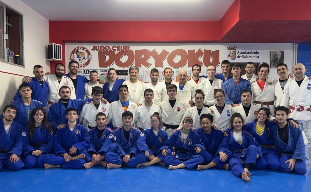 Charlie Antón y Joaquín Rodríguez posan junto a diferentes componentes del Judo Club Doryoku. 
