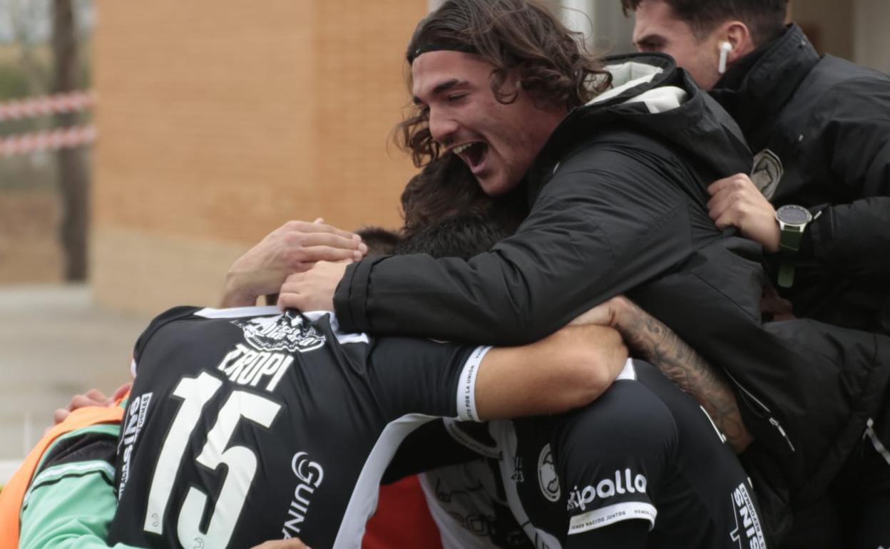 Los jugadores de Unionistas celebran uno de los goles al Alcorcón. 