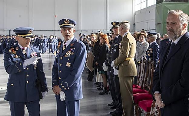 Imagen principal - La base aérea de Matacán honra a su patrona, la Virgen de Loreto