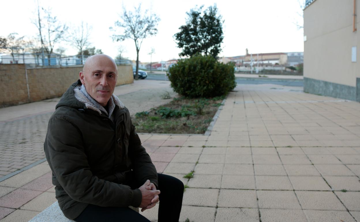 José Carlos Dorado posa en una calle del barrio en la que, como en muchas otras, los jardines están olvidados. 
