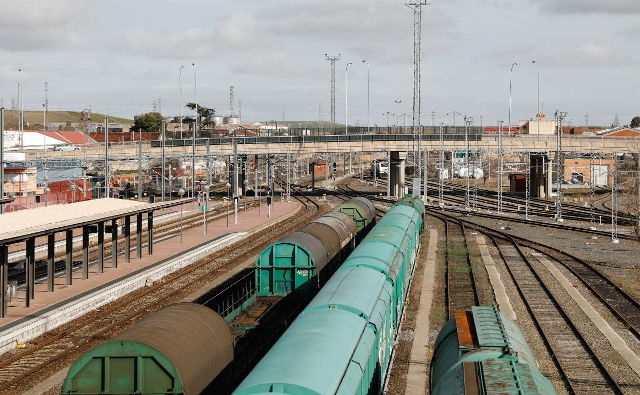 Vías y vagones de mercancías en las inmediaciones de la estación de Salamanca.