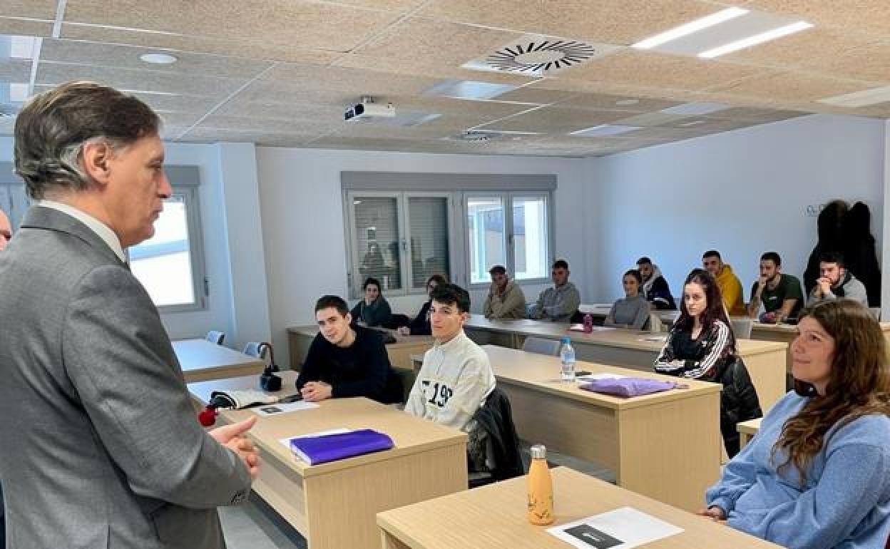 El alcalde de Salamanca, Carlos García Carbayo, charlando con los diecisiete jóvenes del Programa de Retención del Talento de FP. 